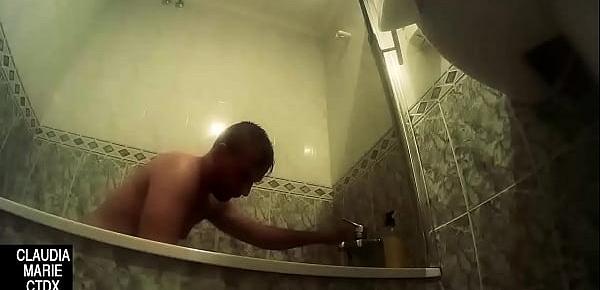  Haciendo perversiones en la ducha chupándole las axilas a la gorda sin saber que lo están grabando en video